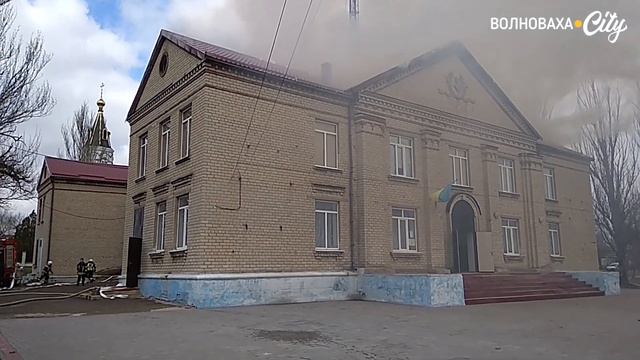 У Микільському Волноваського району горить будинок культури смотреть онлайн