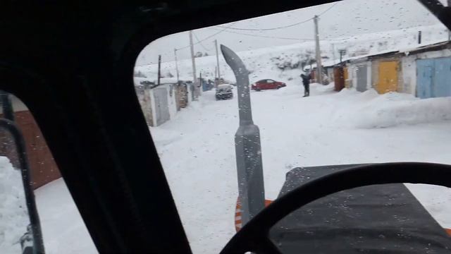 Уборка снега в гаражах на Т 40 смотреть онлайн
