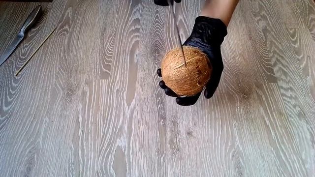 Как расколоть кокос? Раскрываем кокос очень простым способом. смотреть онлайн