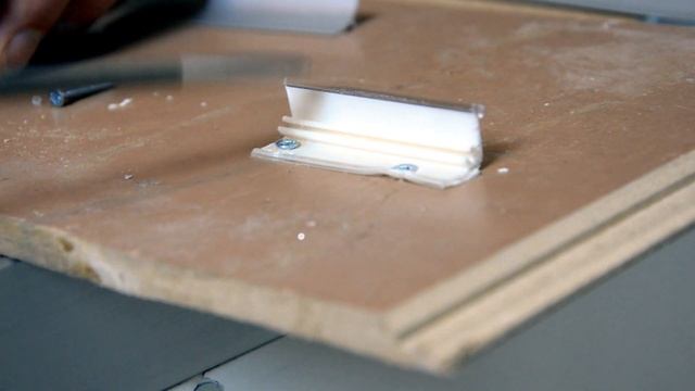 Как крепить алюминиевый мини-плинтус korner на столешницу | Монтаж своими руками | Делай сам смотреть онлайн