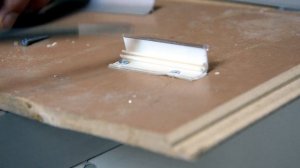 Как крепить алюминиевый мини-плинтус korner на столешницу | Монтаж своими руками | Делай сам