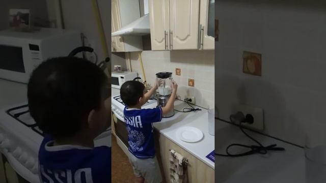Банановый коктейль! Обзор блендер КТ-1358 смотреть онлайн