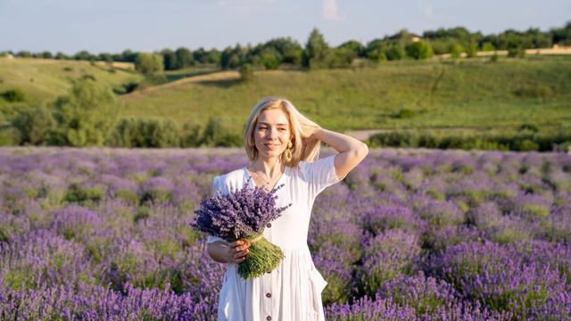 Photoshoot for woman in lavender field 💜| ideas for outfit and poses| sony alpha a7 iii смотреть онлайн