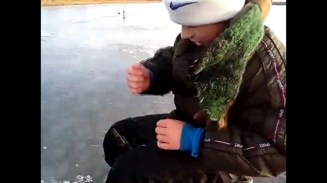 Маленький рыбачок Первая зимняя рыбалка смотреть онлайн