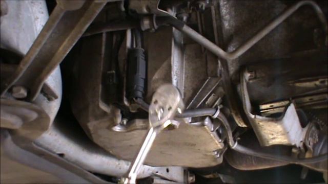 Mercedes W204 2009 1.8 Kompressor oil, oil filter, air filter change, coolant check, screenwash top смотреть онлайн