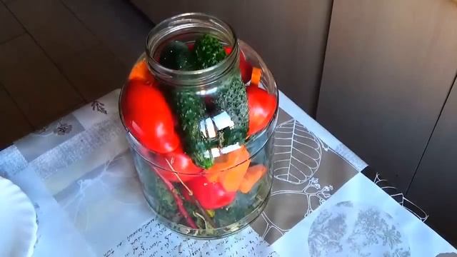 Маринованные огурцы и помидоры. Маринованные огурцы с помидорами.Маринованное ассорти.