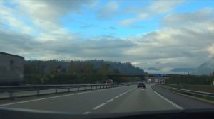 Шум машины по трассе. Звук езды в автомобиле по платной дороге через горы Альпы