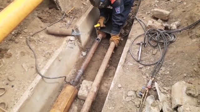 Варим ввод в дом.Сварка теплосети. Заделка стыка в ППУ. Изолирование труб. смотреть онлайн