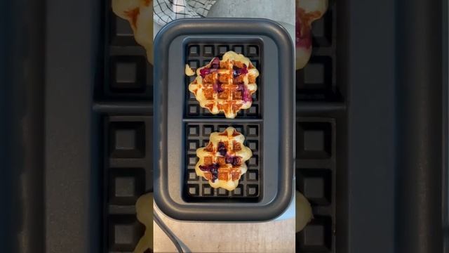 Блины с шоколадным сиропом