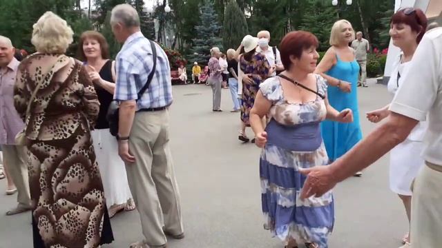 ТЫ ОЧЕНЬ КРАСИВА В ЭТОМ ПЛАТЬЕ! СЧАСТЛИВЫЕ МОМЕНТЫ ИЗ ПАРКА ГОРЬКОГО ХАРЬКОВ ТАНЦЫ смотреть онлайн