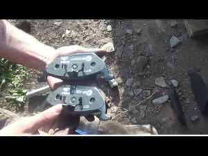 Замена передних тормозных колодок (накладок) на Skoda - Fabia