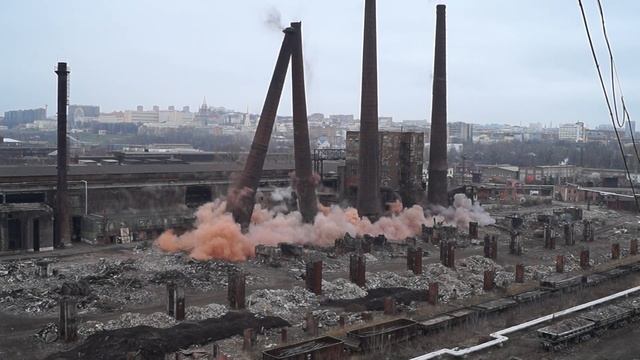 Валка 4-х кирпичных труб разом - вид сбоку смотреть онлайн