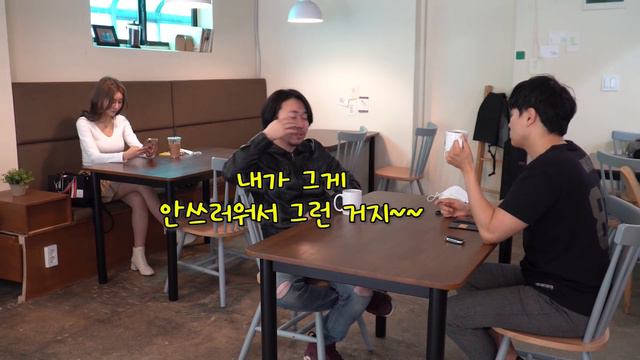 [몰카][SUB] 부산미녀분 사투리로 두남자 녹여버림ㅋㅋ대놓고 이쁘다고했더니 애교뿜뿜ㅋㅋ너무이뻐서 연락처받으려고 둘이싸움남ㅋㅋ역대급매력녀ㅋㅋKorean prank lmao смотреть онлайн
