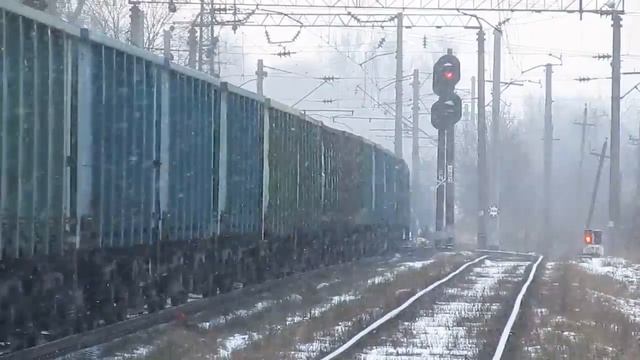 Электровоз ВЛ80К-408. Парк Батаровка станции Клепаров. 04.01.2015 смотреть онлайн