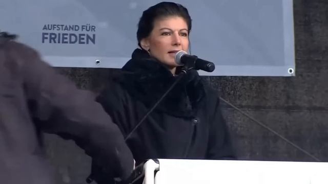 Германия 2023. Цветы у российского танка, Сара Вагенкнехт призывает