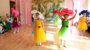 Шикарный танец цветов в спектакле Дюймовочка в Детском саду