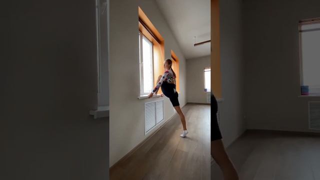 ВЕРТИКАЛЬНЫЙ ПРОДОЛЬНЫЙ ШПАГАТ ♥️ ⠀ смотреть онлайн