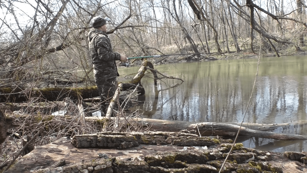 РЫБАЛКА НА ПОПЛАВОК В АПРЕЛЕ 2023 на реке, Ловля плотвы на удочку весной. смотреть онлайн