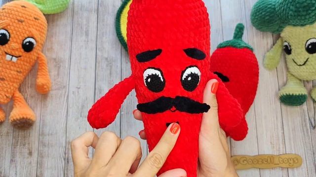 Обзор вязаной игрушки "Перчик Чили" из плюшевой пряжи (схема и описание амигуруми крючком) смотреть онлайн