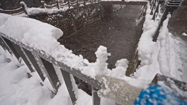 Япония в снегу - Гинзан-онсен днем・4K HDR смотреть онлайн