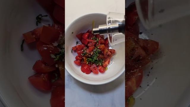 СОЧНЫЙ ЗАВТРАК С БУТЕРБРОДОМ ИЗ ПОМИДОРОВ смотреть онлайн