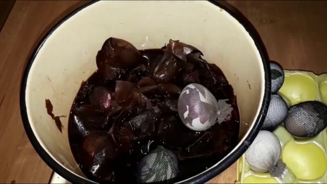 Как покрасить ЯЙЦА НА ПАСХУ в луковой шелухе? Удивительные узоры на пасхальных яйцах смотреть онлайн