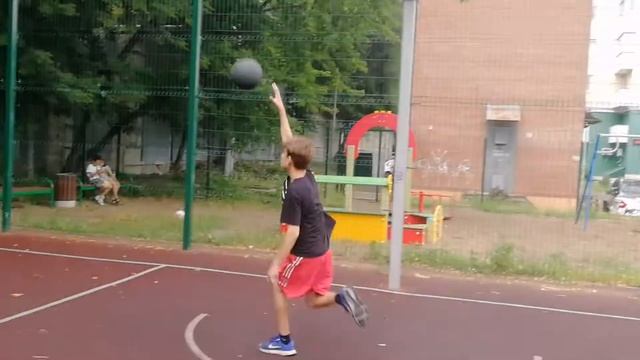 КАК ПРОХОДИТ МОЯ ТРЕНИРОВКА ПО БАСКЕТБОЛУ/Эпик моменты/EGORYSHA смотреть онлайн