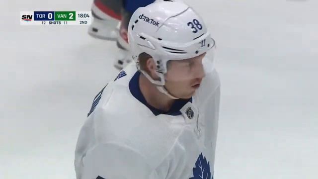 Стекло вылетает после сильного удара Люка Шенна по Расмусу Сандину