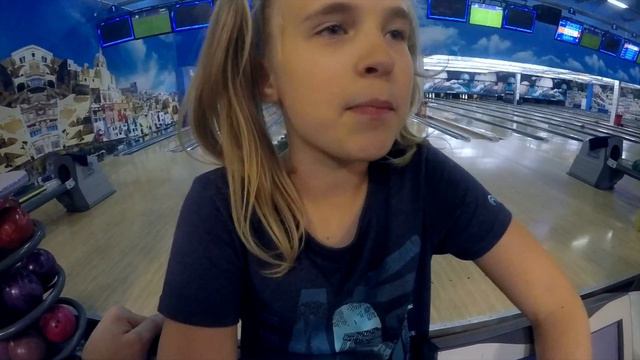 Боулинг. мой день рождения.туса в лабиринте (Playing bowling) смотреть онлайн