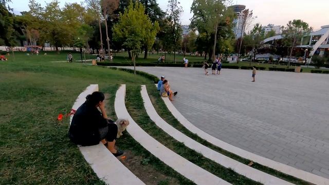 Город Тирана, Албания. Едем прогуляться по центру города. Tirana City, Albania.