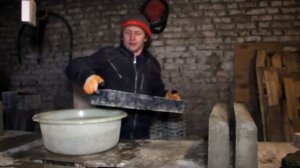 Я показываю как доставать тротуарную плитку из формы