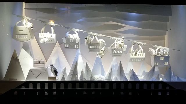 PARIS: Les Galeries Lafayette. Les vitrines de Noël 2016. смотреть онлайн