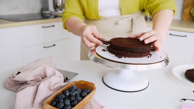 Торт при нарезке крошится и слипается? Не беда.Несколько хитростей, как аккуратно разрезать торт. смотреть онлайн