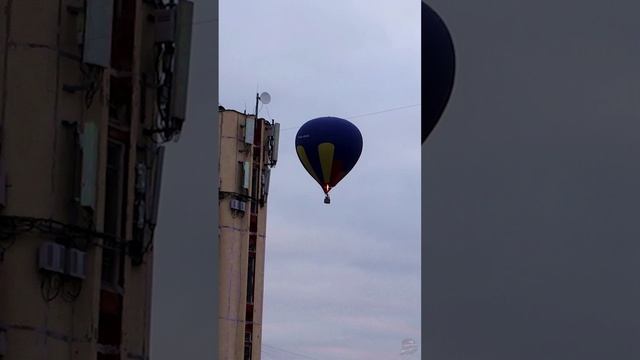 Пролёт воздушного шара над жилыми домами - экстремальный аттракцион смотреть онлайн