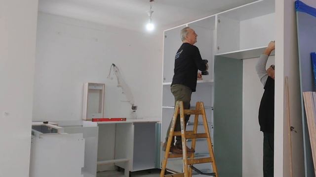 Золотой профиль GOLA на кухне.Процесс установки кухни за 4 часа. HPL фасад . смотреть онлайн
