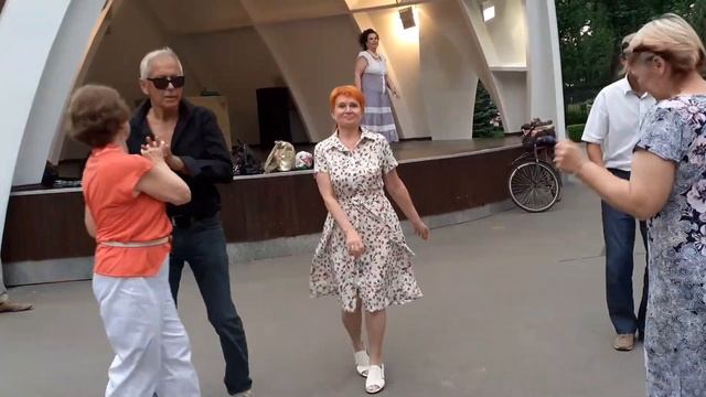 ЗАМАНИЛА, СОБЛАЗНИЛА, РАЗДРАЗНИЛА! ТАНЦЫ В ПАРКЕ ГОРЬКОГО ХАРЬКОВ 2021 смотреть онлайн