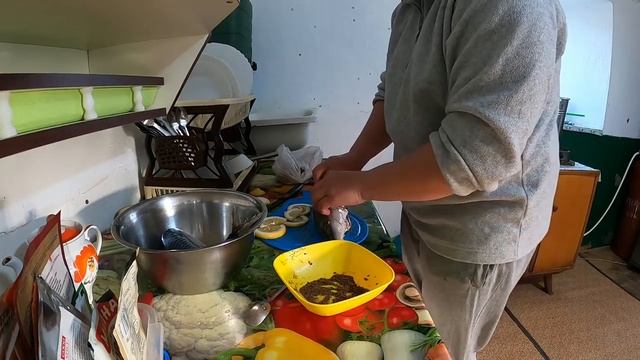 ЗАПЕКЛА РЫБУ В ФОЛЬГЕ / УЖИН В ДЕРЕВНЕ смотреть онлайн