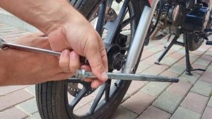 Снимаю переднее колесо с мопеда.