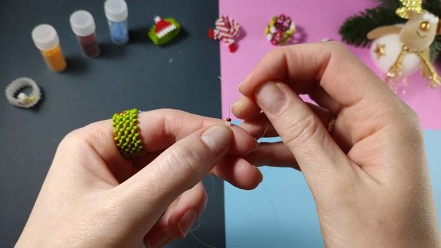 Кольцо со снеговичком из бисера в технике крестик / Новогодние украшения из бисера смотреть онлайн