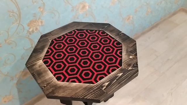 Журнальный столик с 3Д фигурами из окрашенной эпоксидной смолы в сочетании с красным люминофором. смотреть онлайн
