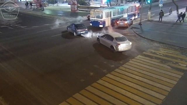 Неудачная попытка протиснуться между троллейбусом и бордюром водителя Daewoo попала на видео смотреть онлайн