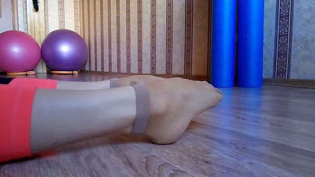 Укрепление мышц стопы с Мариной Быковой. Комплекс 3 - сидя на полу. смотреть онлайн