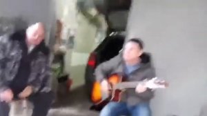 Мужики четко исполняют песню о городе Прохладный