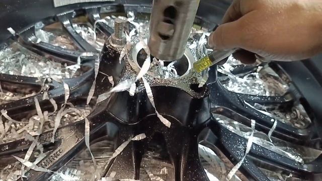 расточка ЦО колёсного диска ,центральное отверстие на расточном смотреть онлайн