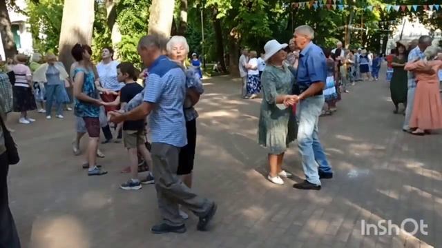 ТАНЦЫ продолжаются ?? в парке Культуры и отдыха г. Калуга 03.07.22 #танцы #парк смотреть онлайн