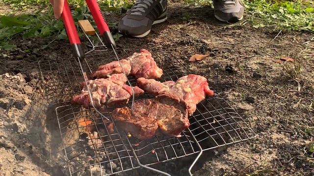 Как жарить стейк на углях. Стейк на решетке на углях. Стейк из говядины на углях смотреть онлайн