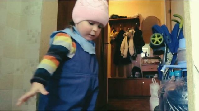 Метод надевания куртки по Монтессори. Ребенок 2 года одевается и раздевается самостоятельно. смотреть онлайн