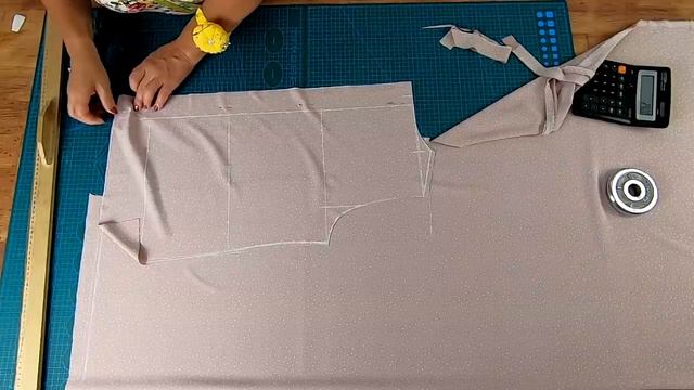 Очень нежное и комфортное платье без выкройки. Раскрой платья сразу на ткани.mp4 смотреть онлайн