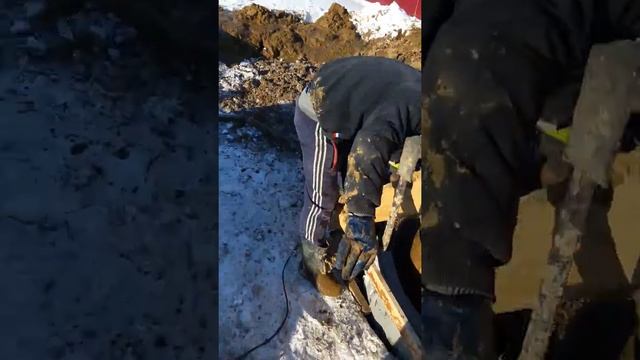 Откачка воды при копке колодца насосом смотреть онлайн