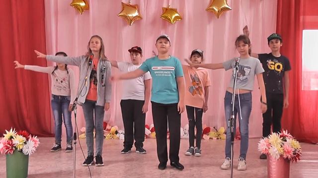 "Мы маленькие звезды"- поёт вокальная группа "Радуга" смотреть онлайн